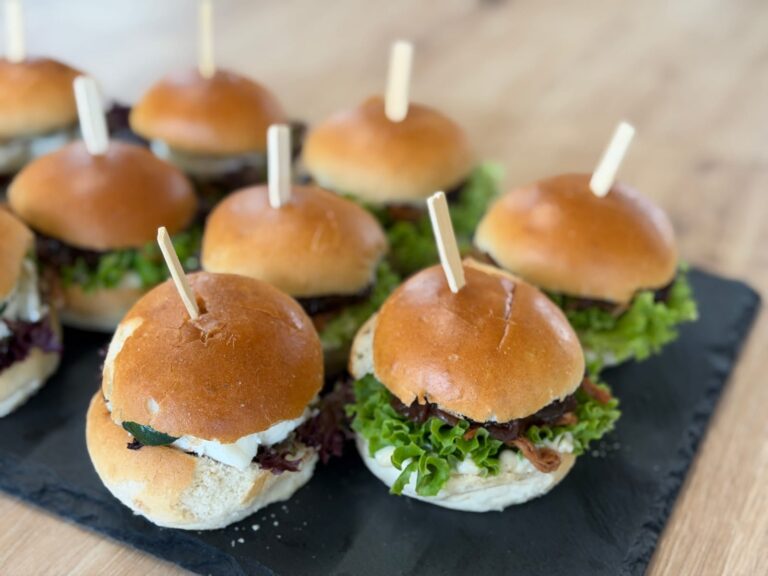 Mini burgery na łupkowej tacy