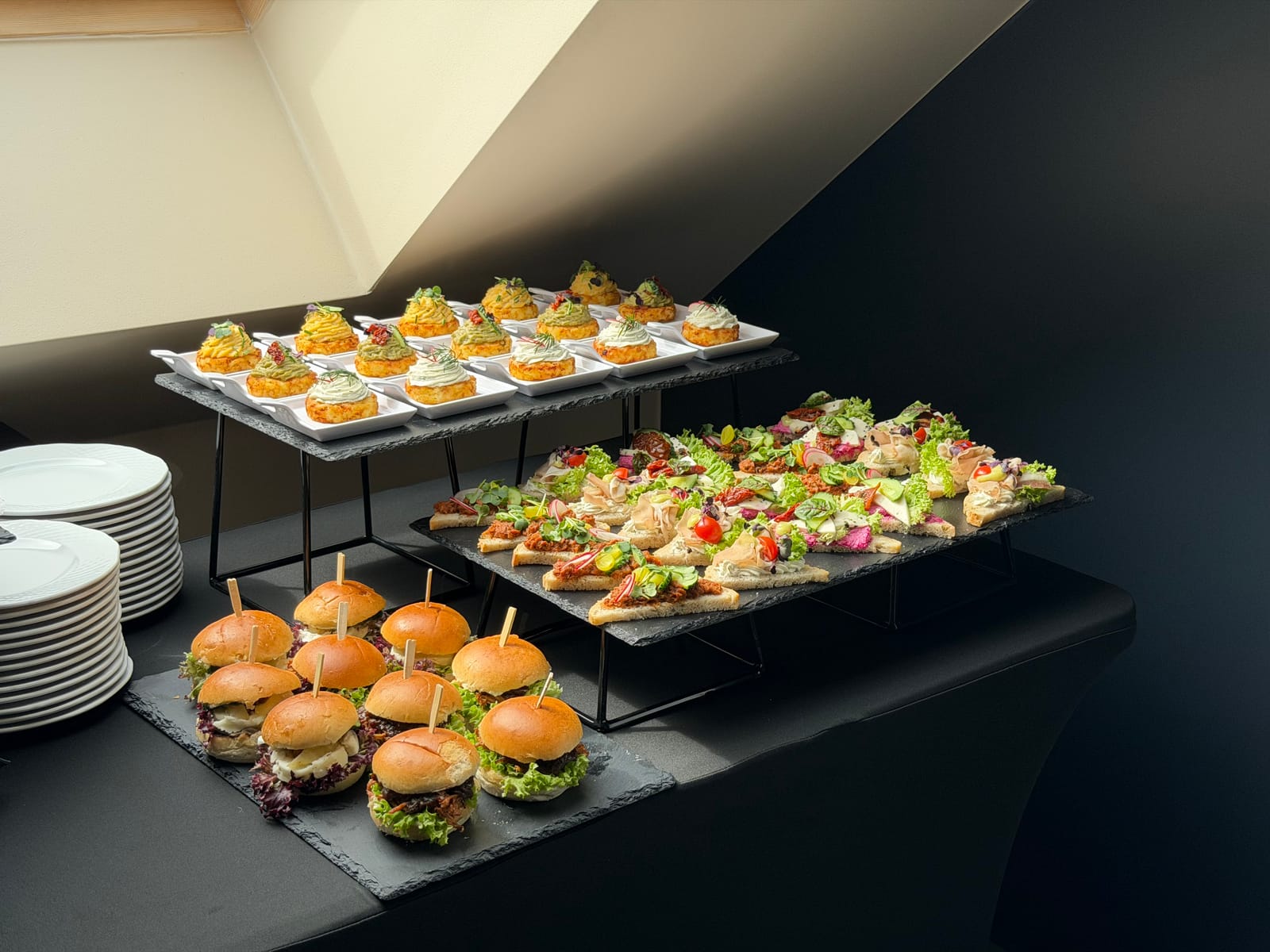 Catering konferencyjny – przerwy kawowe i poczęstunek dla gości