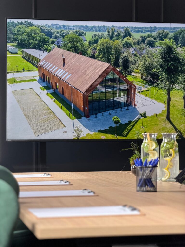 Budynek restauracji Stodoła na ekranie w sali konferencyjnej