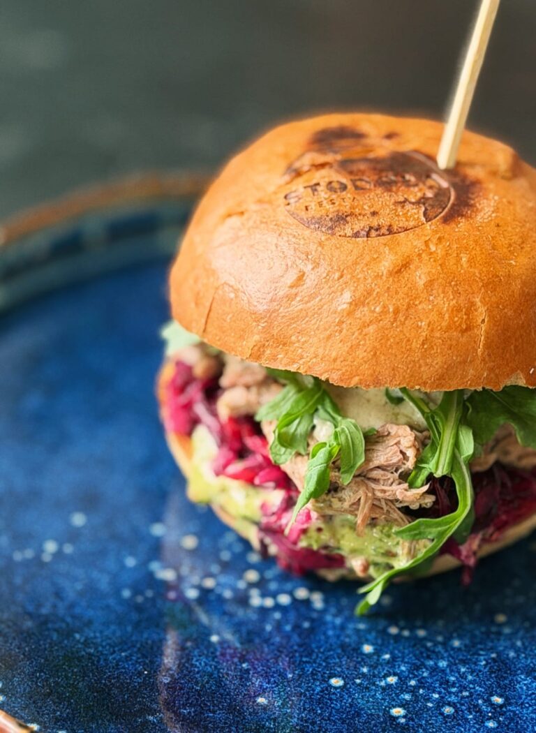 Burger na bułce z logo Stodoły – zbliżenie