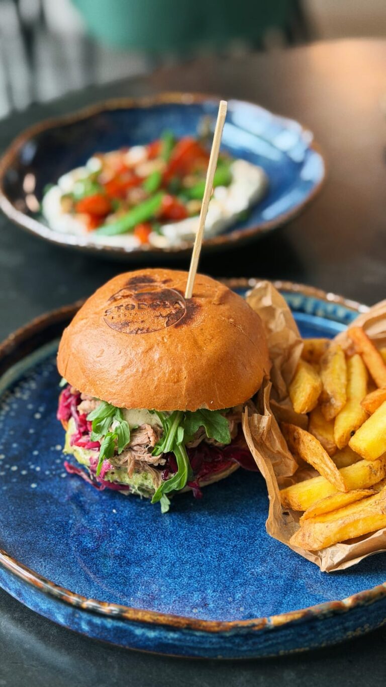 Burger z szarpanym mięsem i frytkami