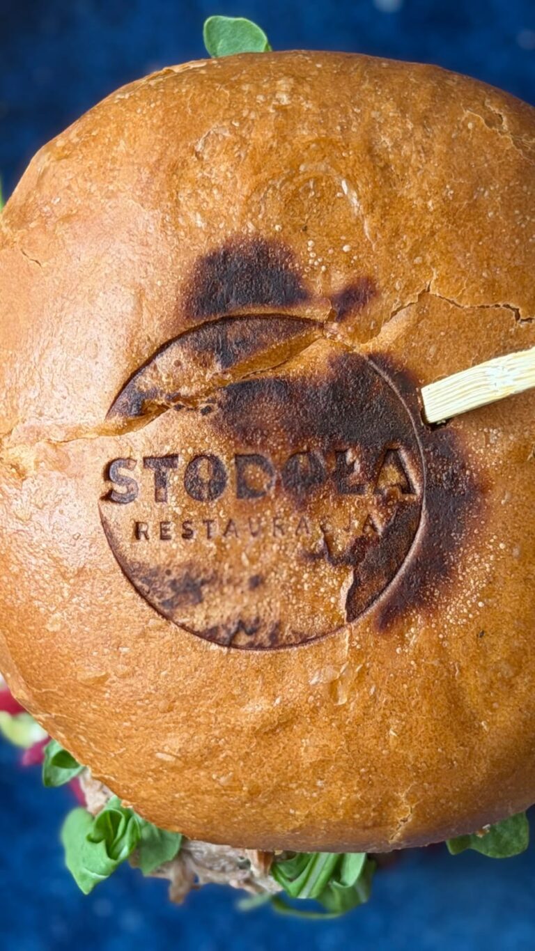 Bułka z wypalonym logo restauracji Stodoła