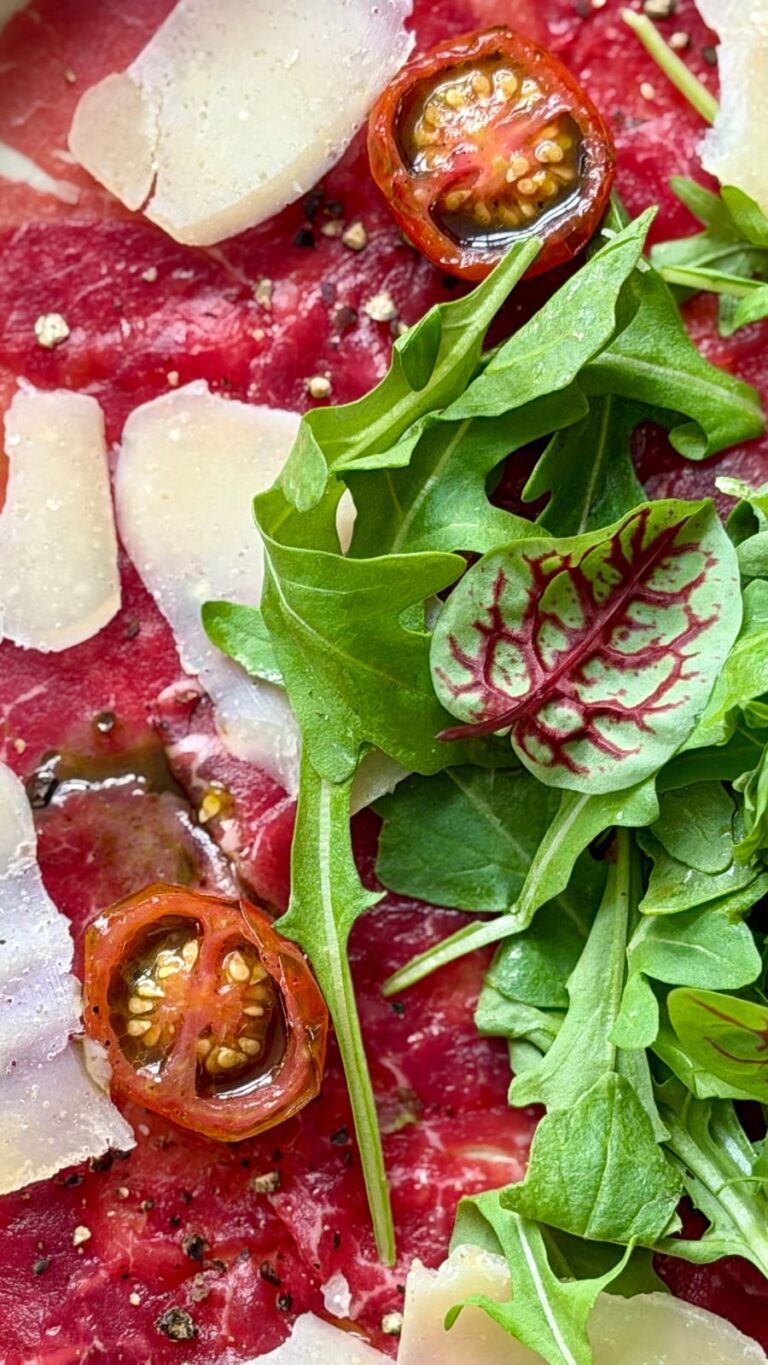 Carpaccio – zbliżenie na rukolę i świeże liście