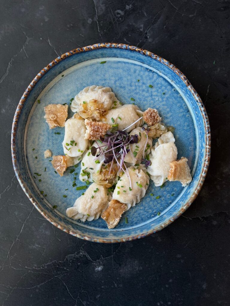 Pierogi ze skwarkami i cebulką